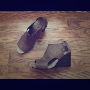 Lifestride peeptoe wedges
